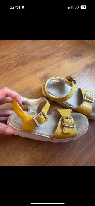 Sandały 28 żółte Clarks musztardowe na lato