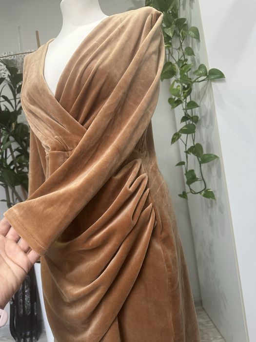 Sukienka welurowa beżowa z kopertowym dekoltem