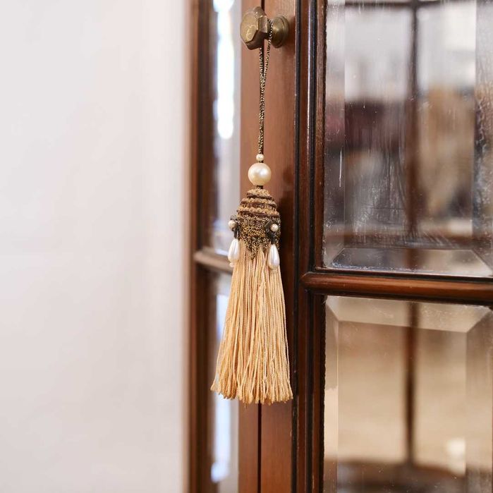 Vitrine em formato de meia-lua em madeira