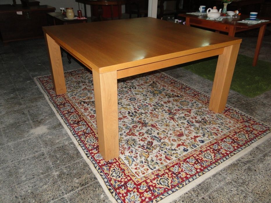 Mesa quadrada em madeira maciça - para sala ou escritório
