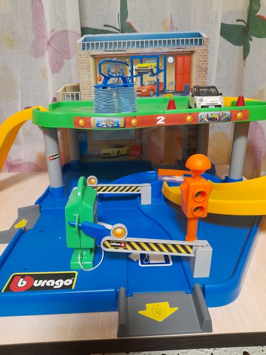 Трек для автомобілів.