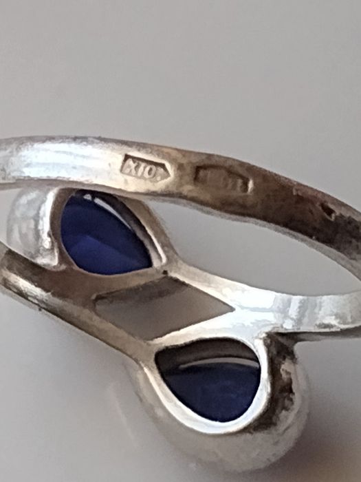 продам срібну каблучку з сапфірами 17р