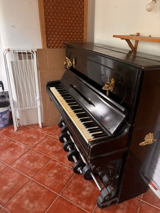 Piano Antigo em bom estado desafinado