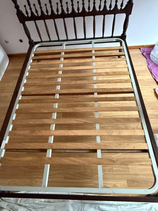 Cama de casal de madeira (estilo antigo)