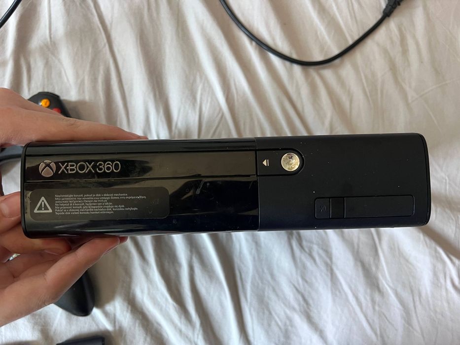 Приставка без доступа в інтернет Xbox 360 E + 55 ігор + 2 геймпади + диск