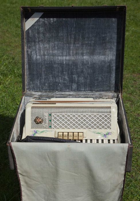 Akordeon włoski Scandalli, perłowy, 120 basów, 4 chóry, bardzo ładny