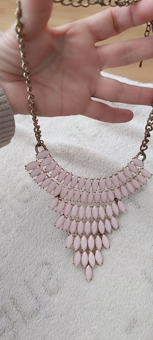 Colar dourado e rosa. Bijuteria usada