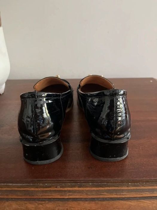 Sapatos estilo mocassim em verniz preto com detalhe dourado elegante 39