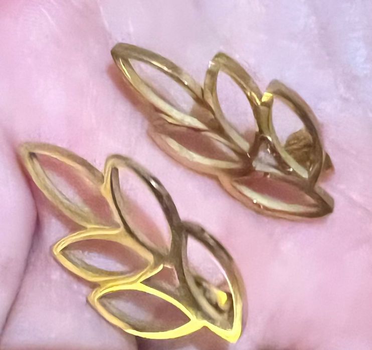Brincos dourados em forma de folha