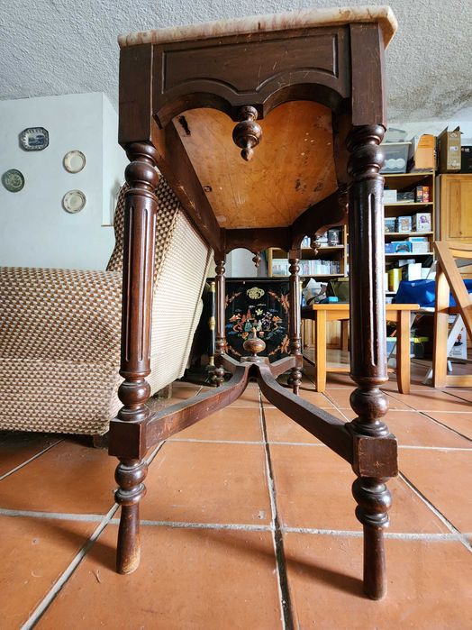 Credência com tampo em mármore