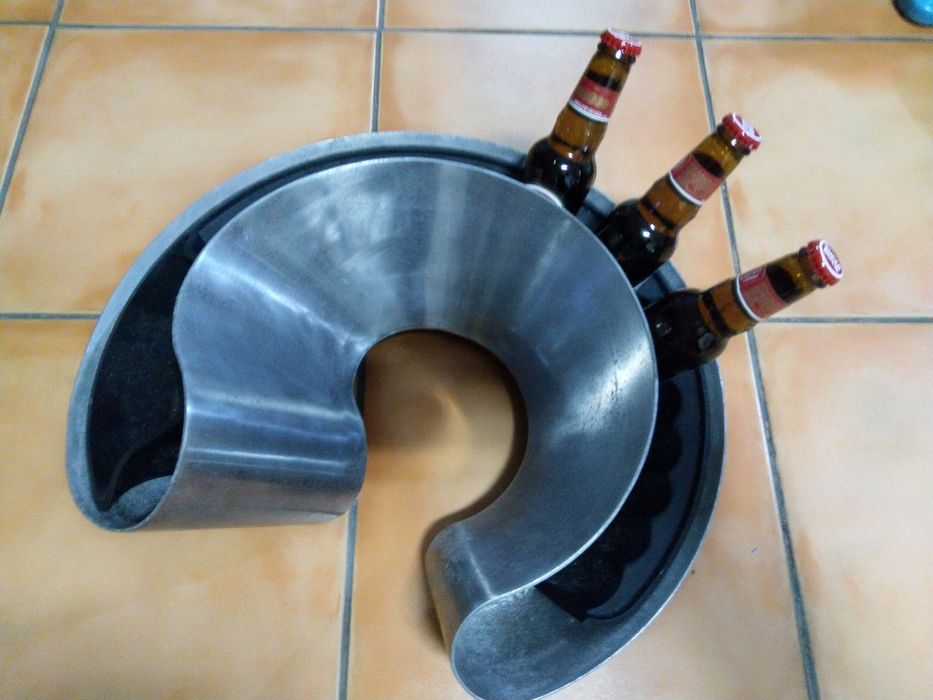 Suporte para cervejas e vinhos com depósito de gelo
