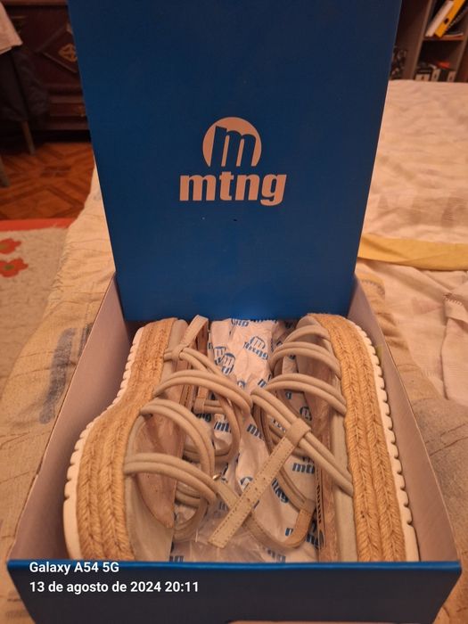 Sandálias usada como novas