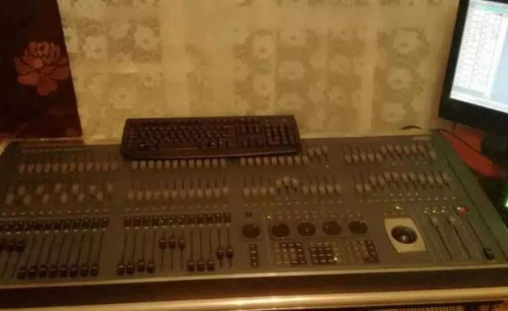 SGM REGIA 2048 OPERA - stół oświetleniowy kontroler sterownik DMX case