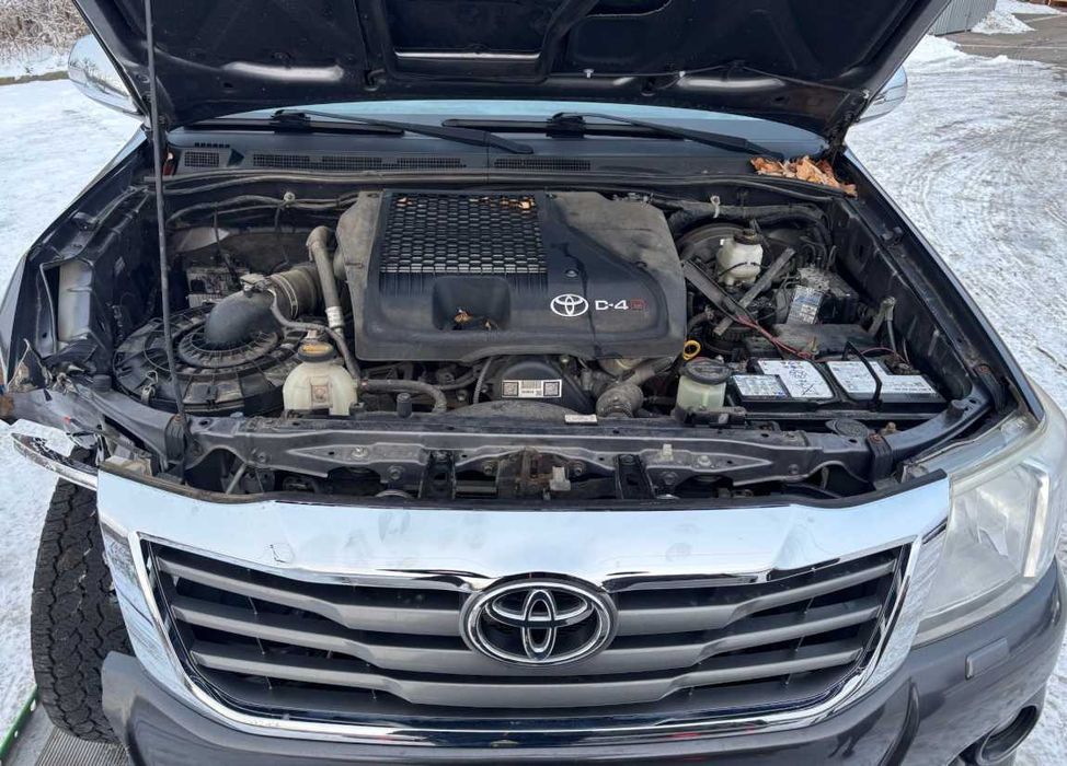 Разборка Toyota Hilux бампер двері крила дзеркала фари Шрот