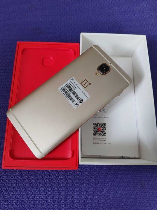 Старий смартфон OnePlus 3T (на запчастини)