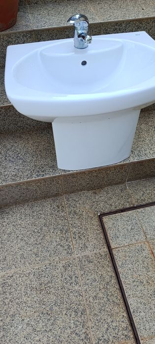 Lavatório  com coluna suspensa