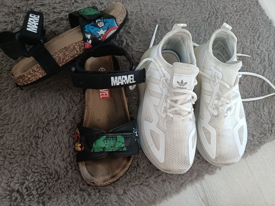 Dwie pary sandałki i adidasy