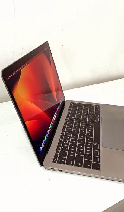 MacBook Pro 2017437518105565603841