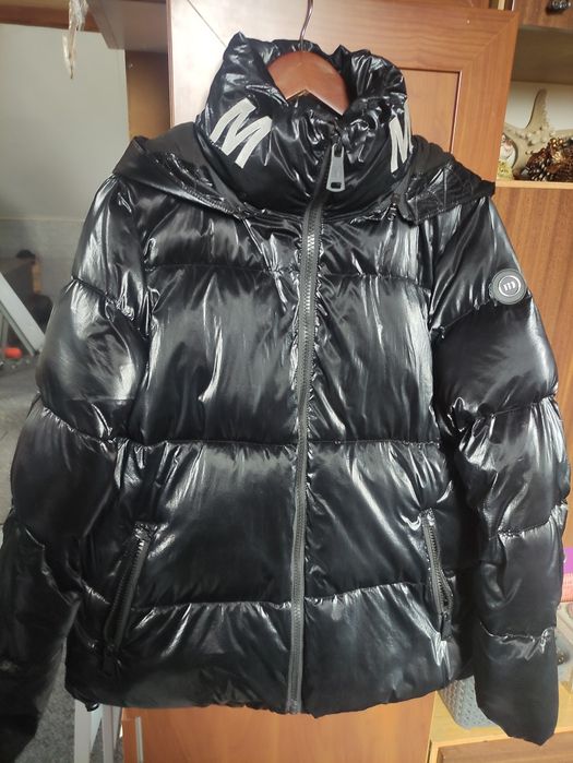 czarna błyszcząca kurtka