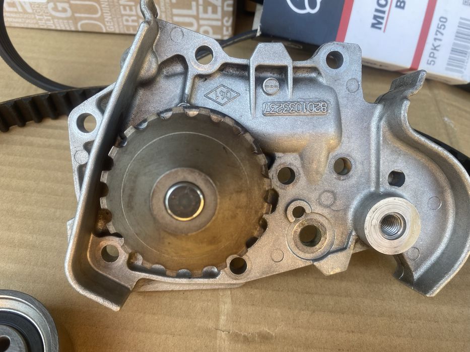 Комплект ГРМ + помпа + ремень генератора Dacia Logan 1.6 пробіг 20 000