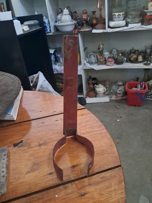 Suporte em ferro para lamparina,muito antigo