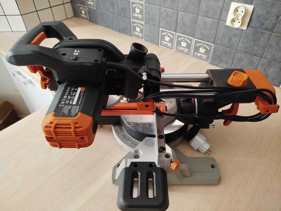 Piła ukośnica z posuwem EVOLUTION R210SMS 210mm 1500W