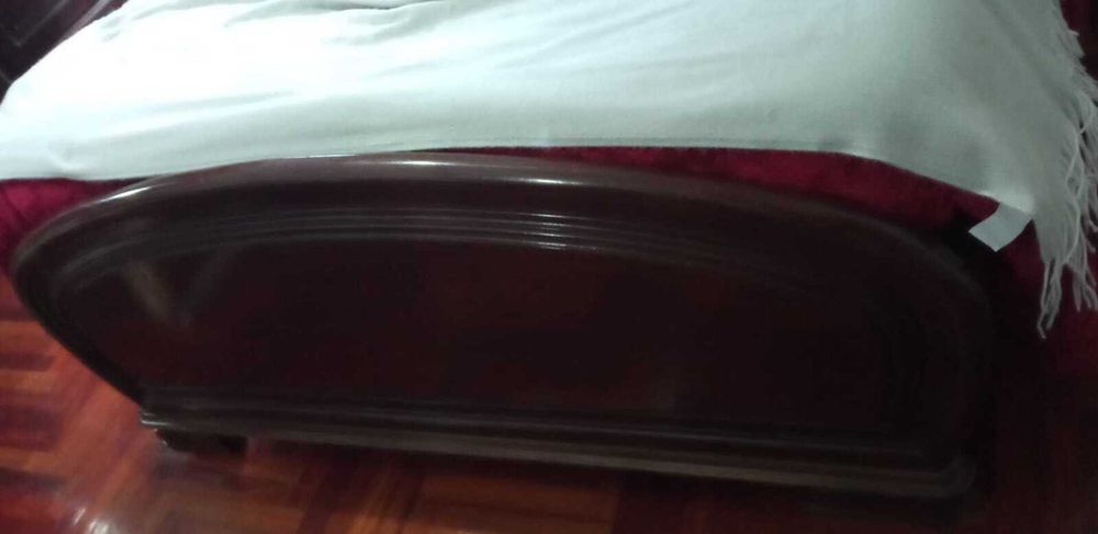 Cama de casal em mogno maciço