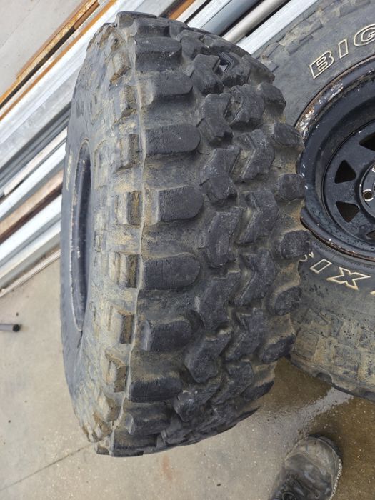 Vendo 4 pneus e jantes furaçao japonesa vj 910 35/12.5/15