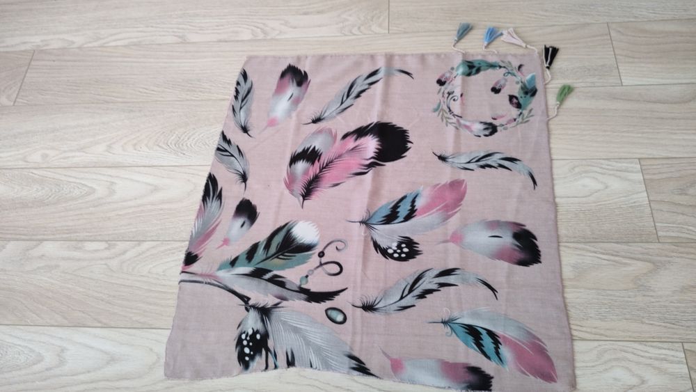 Szalik w kolorowe piórka