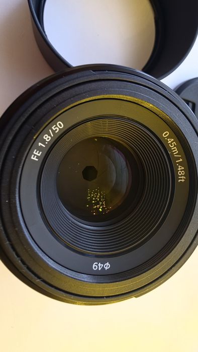 Lente Sony FE 50 F 1.8 com para sol