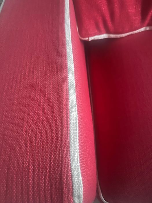 Sofá de sala vermelho e branco