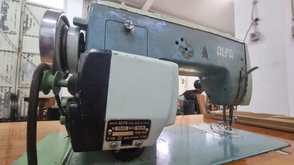 Duas máquinas costura vintage