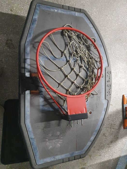 Kosz i tablica do koszykówki
