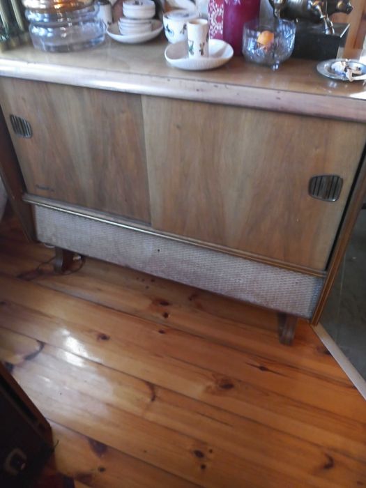 Stare radio, gramofon, szafa grająca.