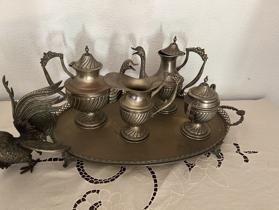 Serviço de Casquinha - Bules e açucareiro + Estátuas ‘Luta de Galos’