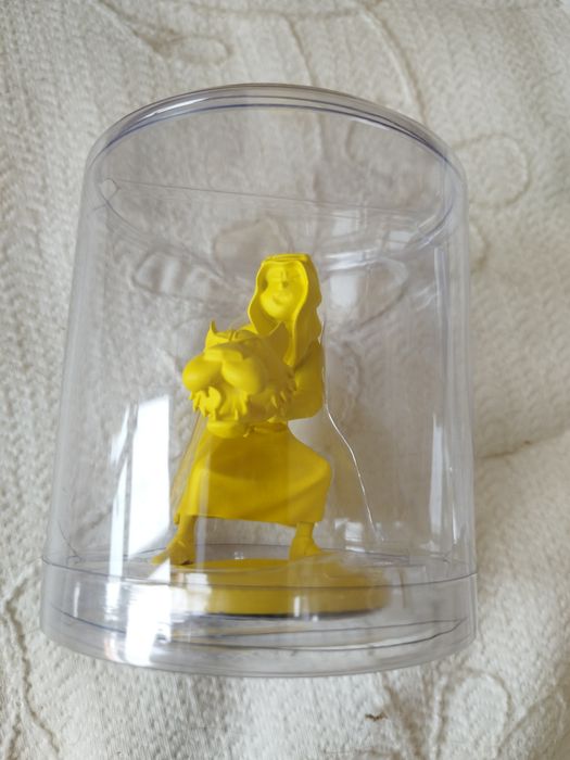 Estatueta monocromática amarela de Tintim representando Abdallah, a personagem traquina de As Aventuras de Tintim, criada por Hergé.