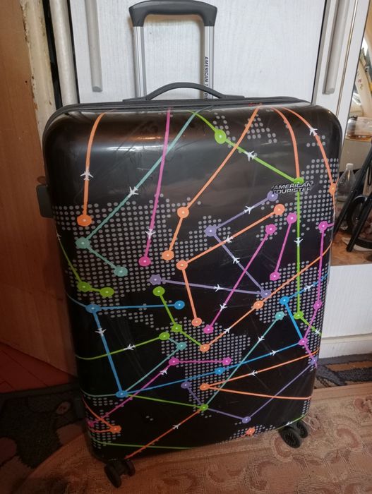 Duża walizka podróżna 75 x 50 x 27 cmna czterech kółkach plastik