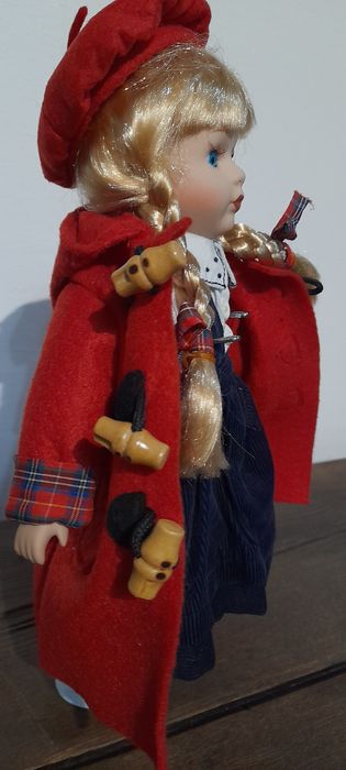 Boneca loiça e pano, com suporte em metal