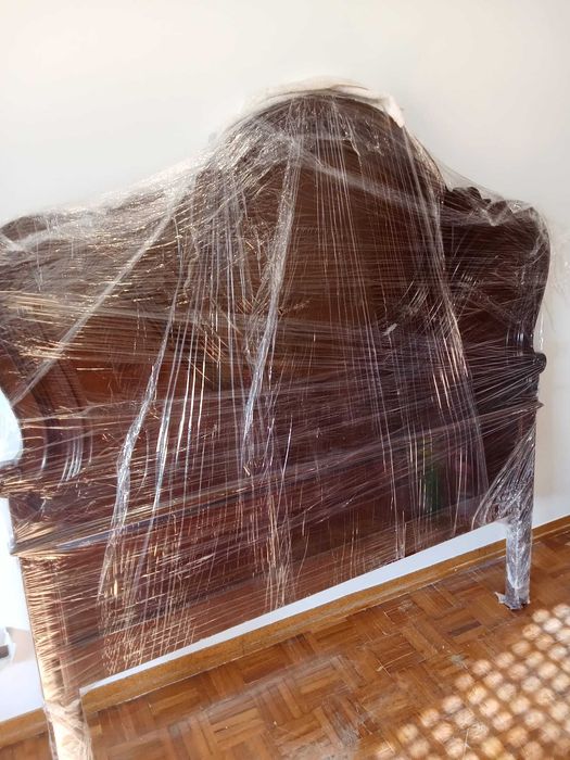Mobília de Quarto em Madeira escura (Cama, Cómoda e Mesas de cabeceira)