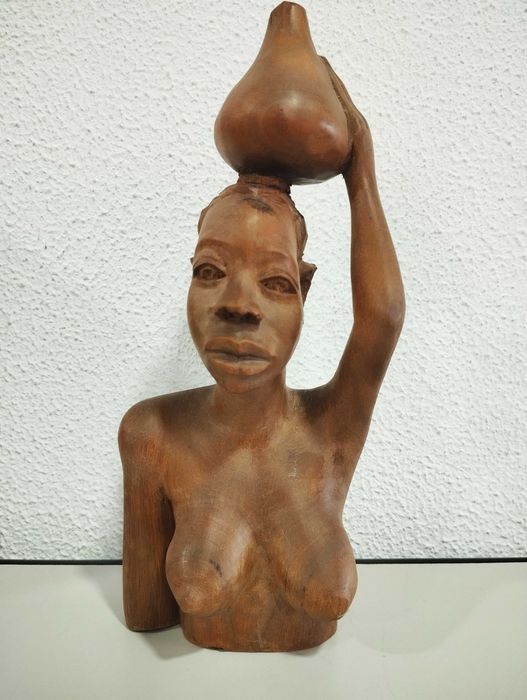 Escultura em madeira de mulher com jarro na cabeça