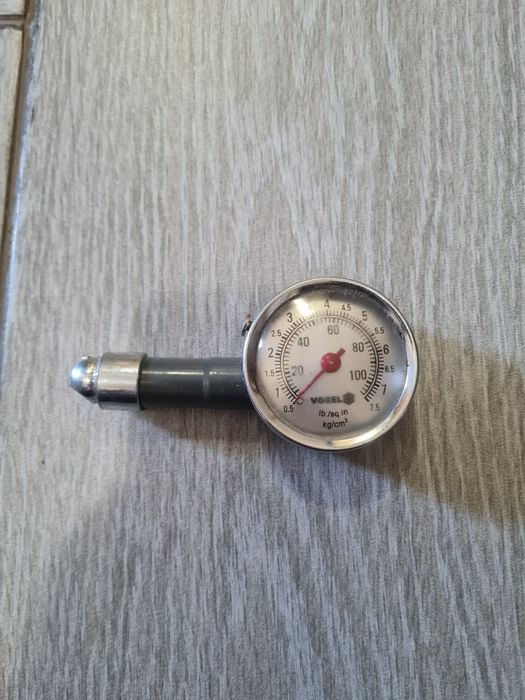 Манометр автомобільний VOREL — вимірювач тиску в шинах