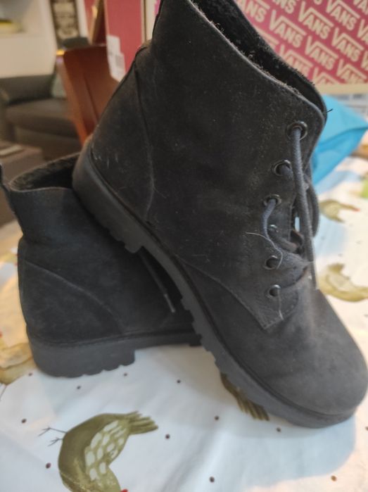 Botas em camurça pretas