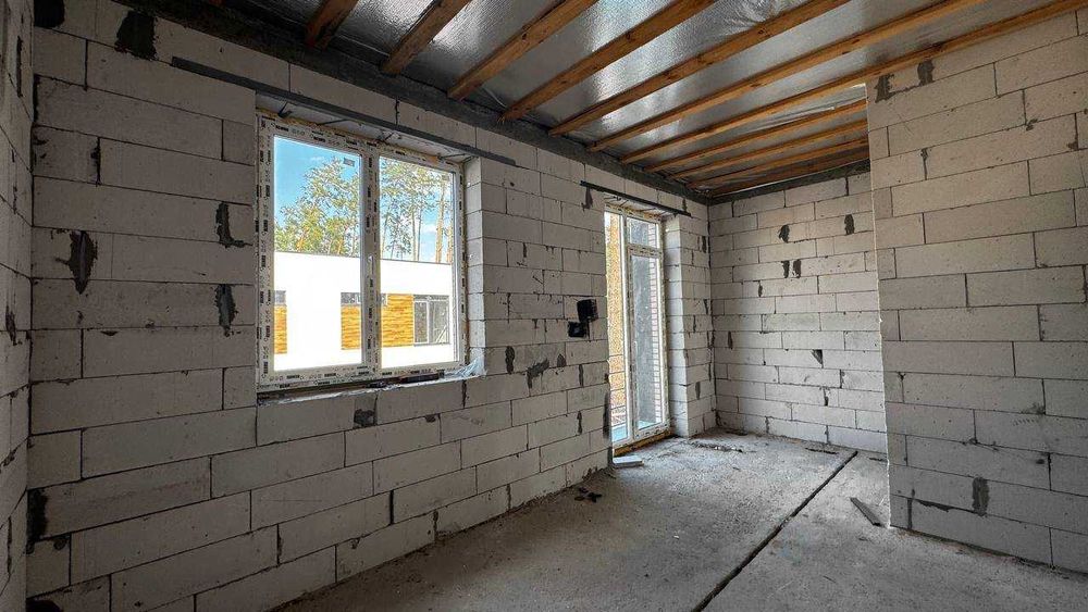 Лісова Буча, двоповерховий таунхаус в оточенні сосен, з документами