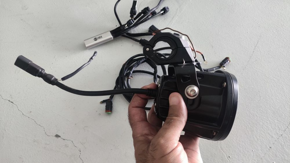 Faróis Auxiliares Vision X LED + Módulo HEX Innovate – Kit Completo para Moto