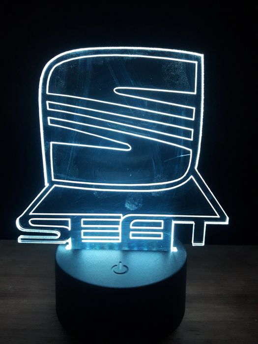 Placas de acrílico gravadas e iluminadas