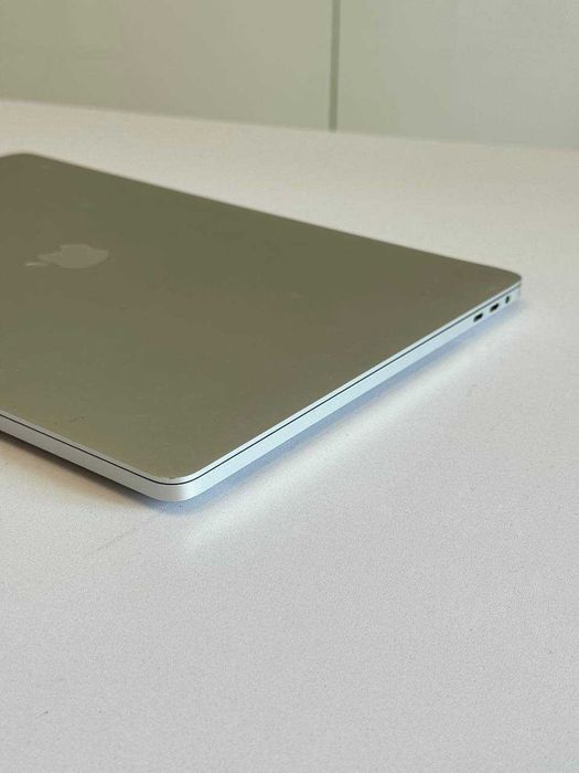 MacBook Pro 16” 2019р i7 16 gb RAM 512 gb SSD Silver 128 циклів