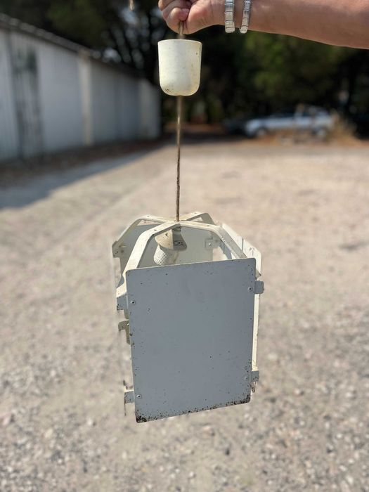 Candeeiro de teto em metal branco – estilo industrial minimalista