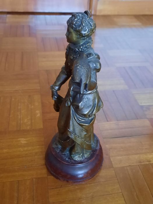 Estátua decorativa - Dama com falcão