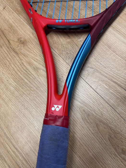 Yonex VCORE 95 Tango Red – rakieta tenisowa L2