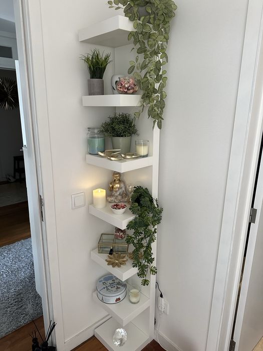 Prateleira ikea com pecas decorativas